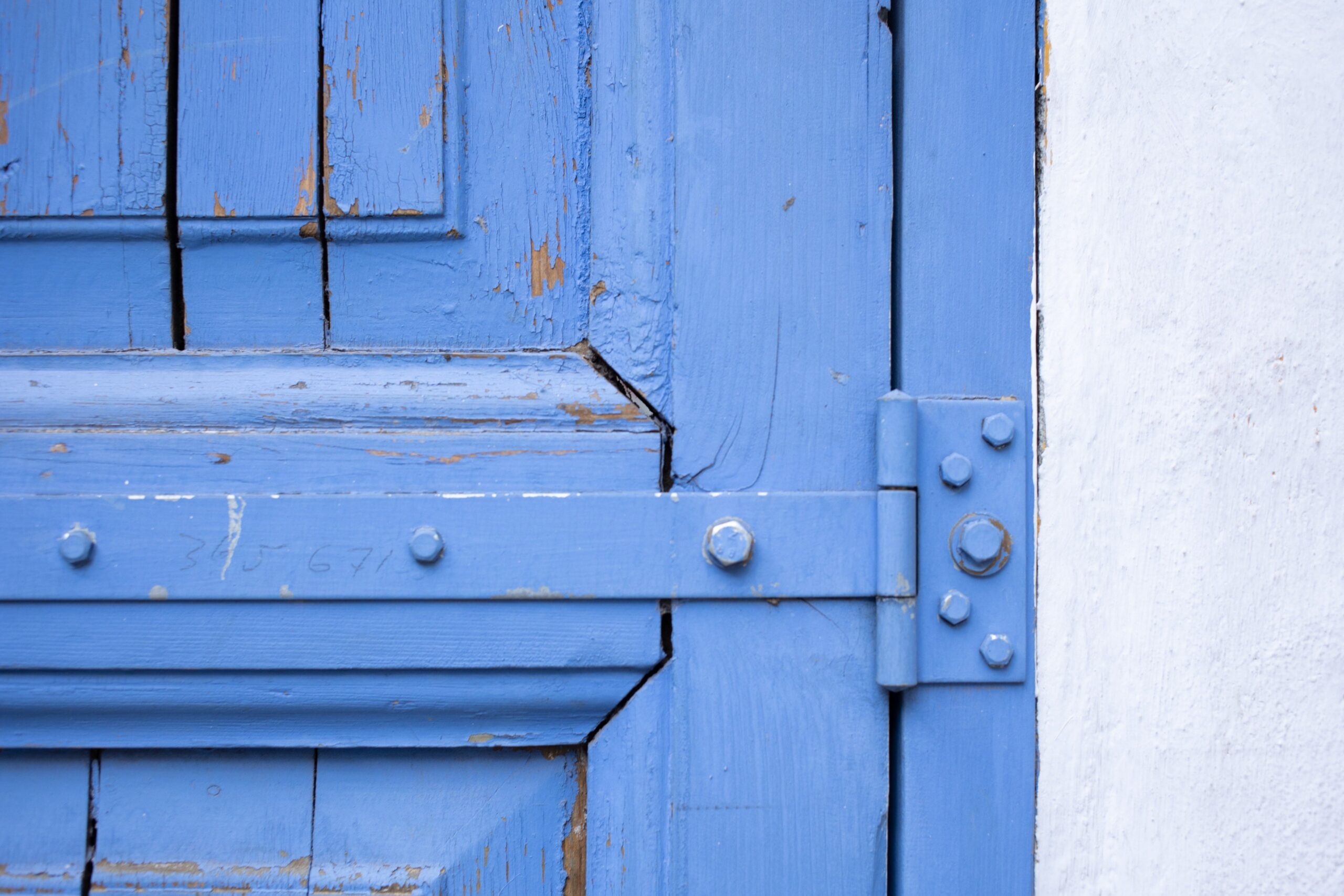 4 Key Ways to Save Costs on Commercial Door Repairs